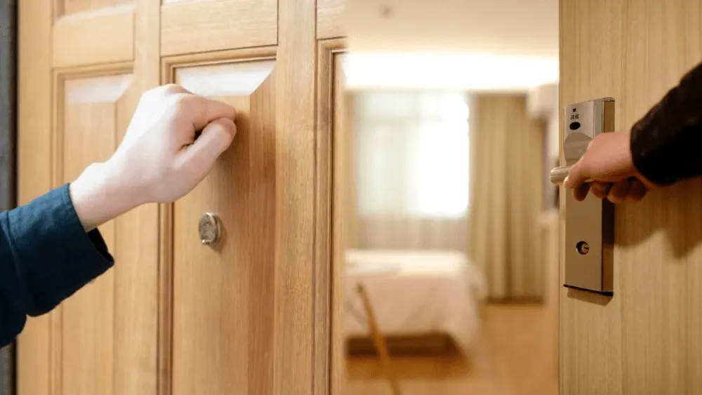 Vì sao phải gõ cửa 3 lần trước khi vào nhà trọ?