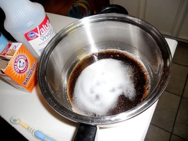 Làm sạch vết ố vàng từ dầu mỡ bằng Baking soda và nước