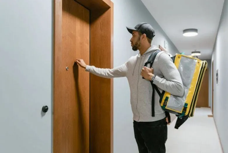 Hình ảnh minh họa gõ cửa 3 lần trước khi vào nhà trọ